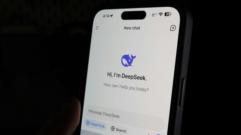 别再被DeepSeek R1本地部署割韭菜,我帮你把坑都踩遍了